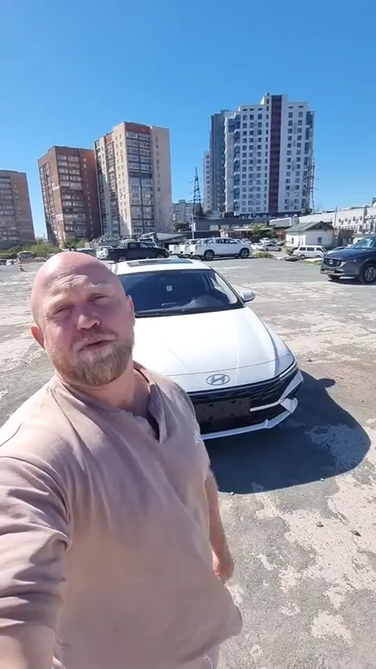 Исходная запись: автор на фоне автомобиля